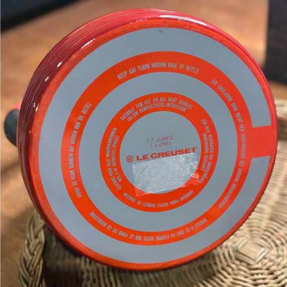 Le Creuset French Classic Modern Vibrant Red Enamel Whistling Hot Water Kettle - Picture 4 of 13